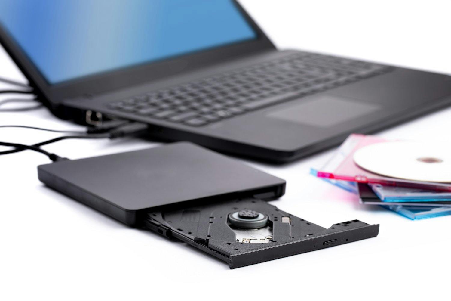 Fördelen med att använda en extern DVD-enhet är att du kan lägga den i skrivbordslådan när du inte behöver den. Fördelen med att använda en extern DVD-enhet är att du kan lägga den i skrivbordslådan när du inte behöver den.